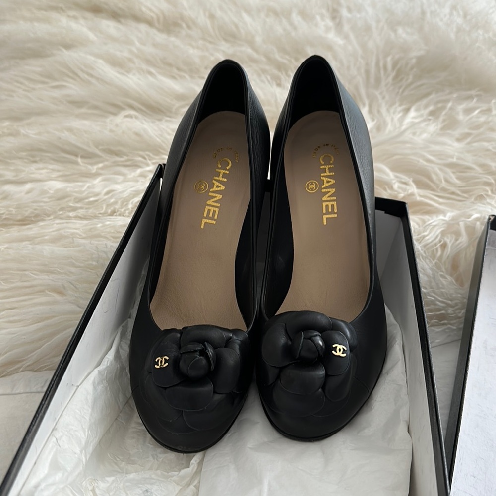 Authentic CHANEL Black Leather Heels with Floral Accent - Picture 2 of 13